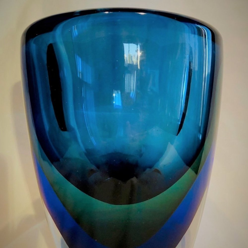 ✨ CAMDEN VASE IN LAYERED AQUA, GREEN AND COBALT BLUE GLASS - Picture 2 of 5